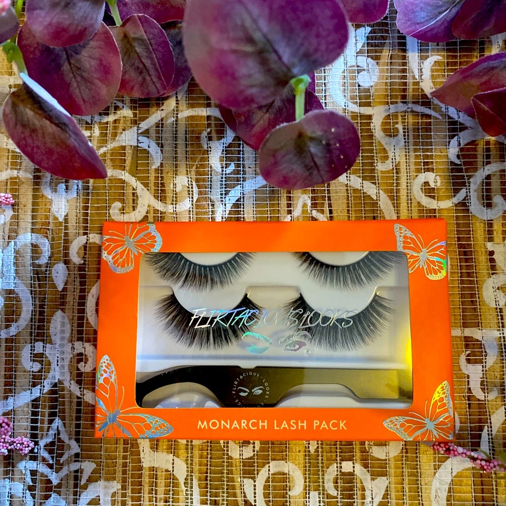 Flirtatious Looks False Lashes with Applicator